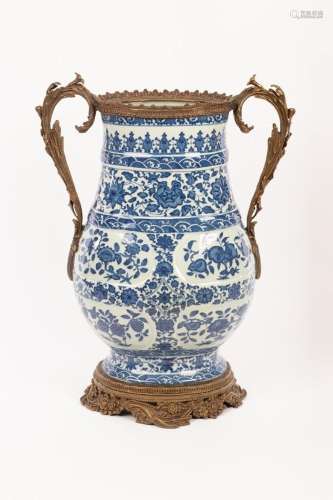 A Chinese blue and white vase, Daqing Qianlong Nianzhi mark,...