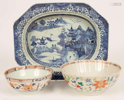 Three Chinese porcelain items, Qing, the blue and white ture...