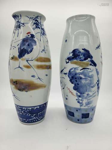 Un ensemble de vases bleus