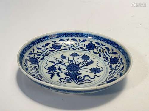 Assiette motif fleur bleu et blanc Qing Qianlong