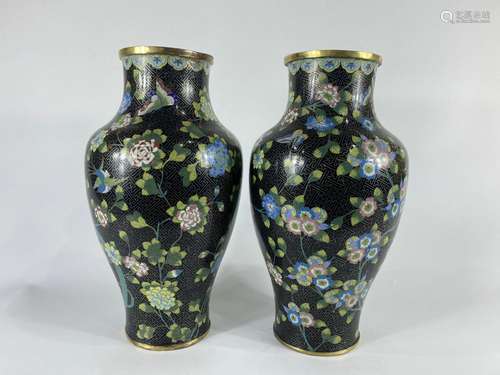 Une paire de vases à fleurs cloisonnés