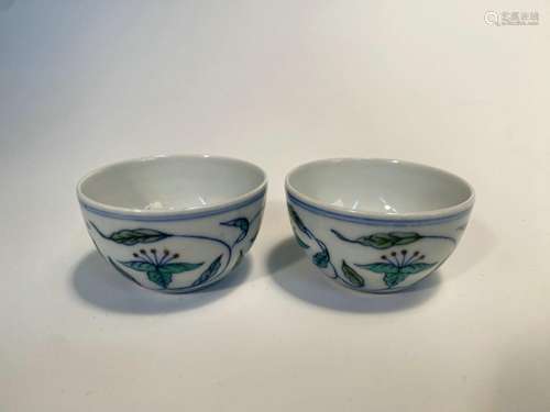 Une paire de tasses doucai à motifs floraux, époque Kangxi, ...