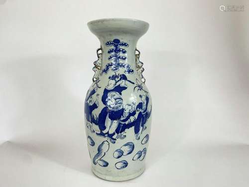 Vase bleu et blanc avec motif d'histoire de personnage