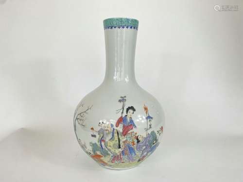 Dynastie Qing Qianlong vase famille rose avec figure et moti...