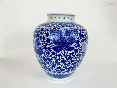 Pot Ming Wanli bleu et blanc motif fleurs et animaux