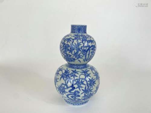 Ming Wanli vase gourde motif fleur bleu et blanc