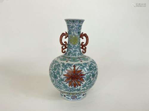 Dynastie Qing Qianlong Doucai vase de décoration florale