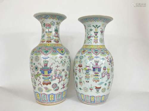 Un ensemble de vases aux motifs floraux pastels