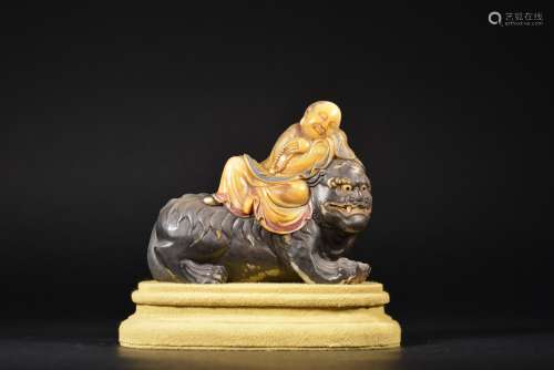 清 寿山石彩绘描金骑狮罗汉坐像