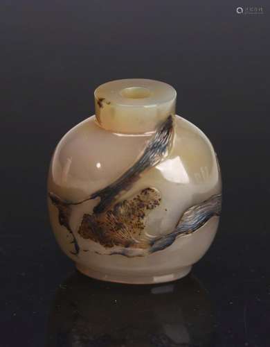 A CHINESE AGATE 'PINE' SNUFF BOTTLE