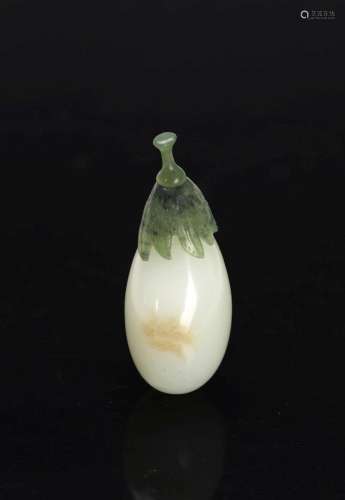 A WHITE AND GREEN JADE 'EGGPLANT' SNUFF BOTTLE