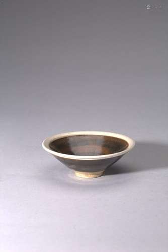 A CIZHOU WHITE RIMMED BLACK BROWN GLAZE CONICAL BOWL