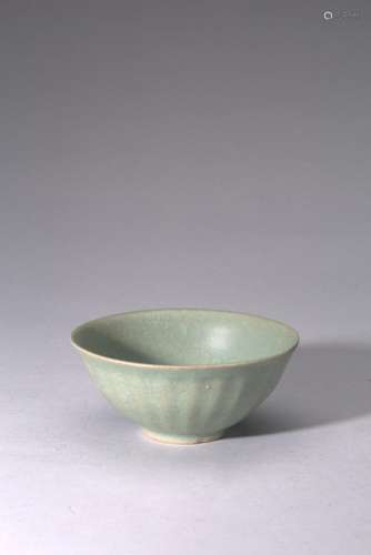 A LONGQUAN CELADON LOBED BOWL