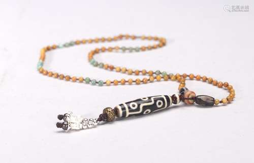 A TIBETAN DZI BEAD AND AGATE NECKLACE