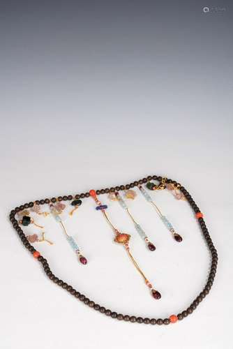 AN AGARWOOD AND CORAL COURT NECKLACE