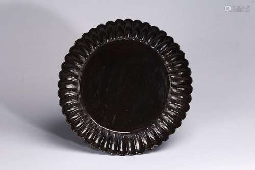 A CHRYSANTHEMUM-SHAPED BLACK LACQUER DISH