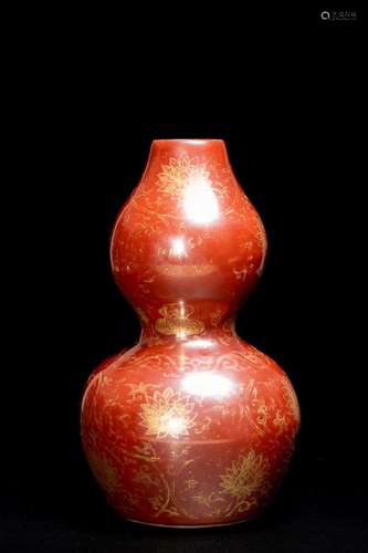 A CORAL RED GLAZE GILT PAINTED DOUBLE GOURD VASE