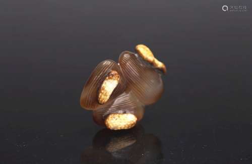 AN AGATE CARVING OF PEANUT AND JUJUBE