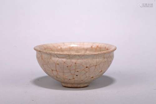 A SMALL CHINESE LONGQUAN 'GUAN' STYLE BOWL