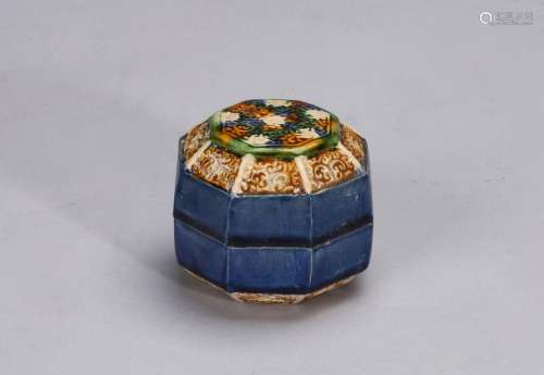 A SANCAI AND BLUE-GLAZED OCTAGONAL BOX AND COVER