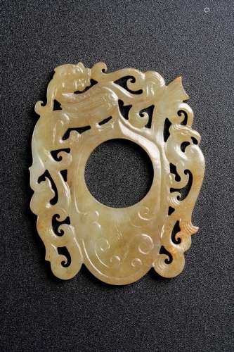 A CELADON JADE RETICULATED ARCHAISTIC PENDANT