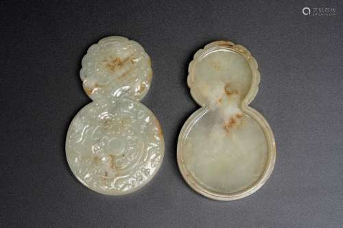 A CELADON JADE 'PHOENIX' DOUBLE GOURD BOX