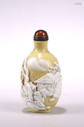 A CARVED YELLOW GLAZE 'RIVERSCAPE' SNUFF BOTTLE