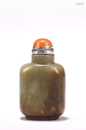 A RUSSET AND CELADON JADE SNUFF BOTTLE