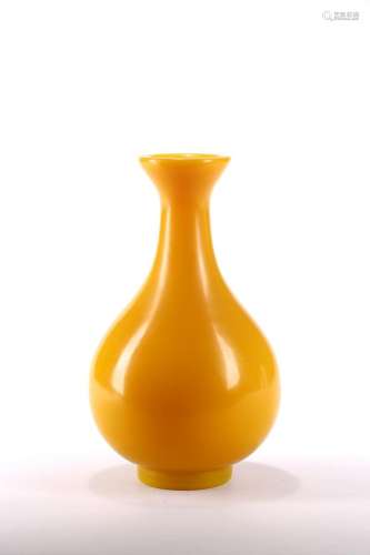 A CHINESE YELLOW GLASS VASE