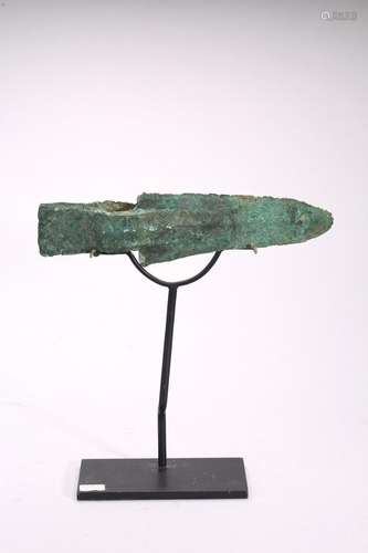 A CHINESE ARCHAIC BRONZE DAGGER GE