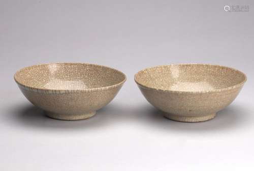 A PAIR OF CHINESE GE-TYPE BOWLS