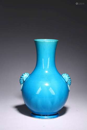 A CHINESE TURQUOISE GLAZED VASE