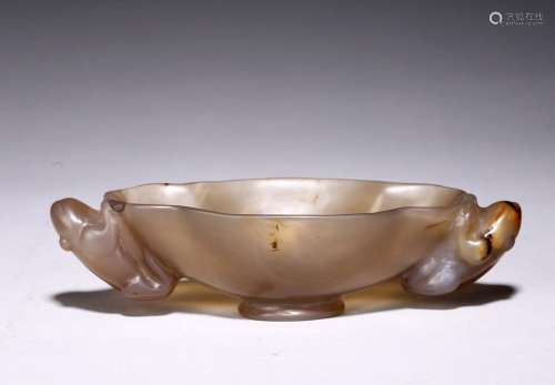 A CHINESE AGATE WASHER WITH FROG HANDLES