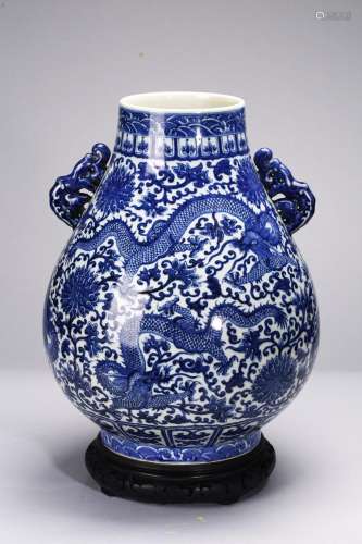 A LARGE BLUE AND WHITE 'DRAGON AND LOTUS' VASE