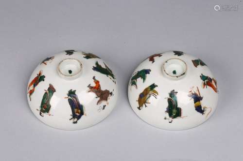 A PAIR OF CHINESE FAMILLE ROSE 'IMMORTALS' BOWLS