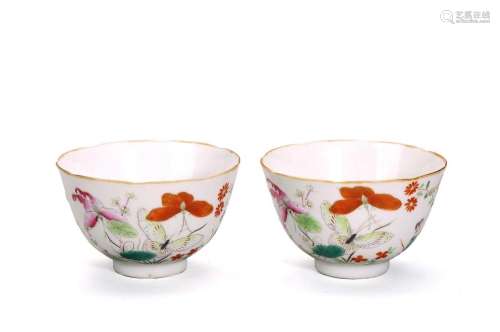 A PAIR OF FAMILLE ROSE 'BUTTERFLIES' BOWLS