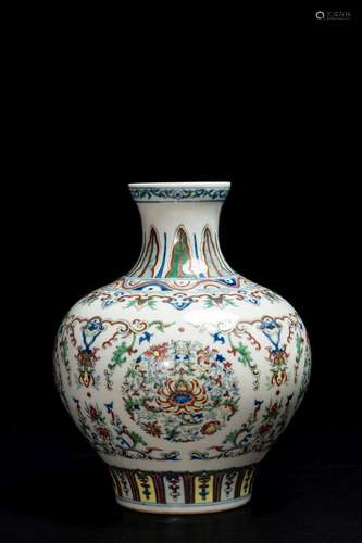 A CHINESE DOUCAI FLORAL VASE