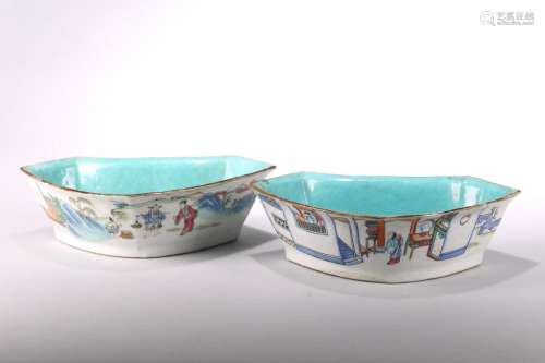 A PAIR OF FAMILLE ROSE 'STORY SCENES' BOWLS