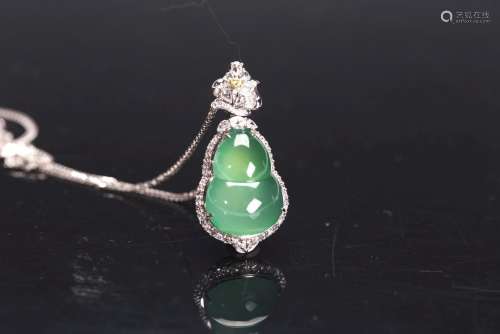 A NATURAL JADEITE DOUBLE GOURD PENDANT