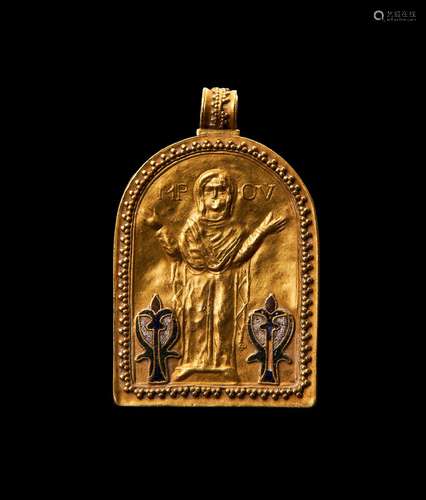 A GOLD INSCRIBED BYZANTINE PLAQUE DEPICTING CHRIST, CIRCA 3R...