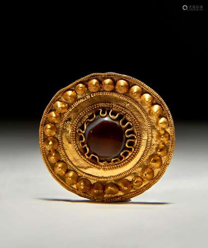 A GOLD DISC BROOCH FITTED WITH AN EYE AGATE "DZI" ...