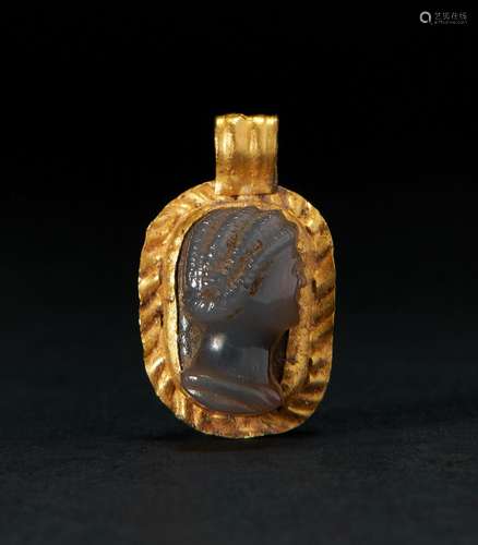 A ROMAN AGATE CAMEO PENDANT OF A GODDESS SET ON GOLD, CIRCA ...