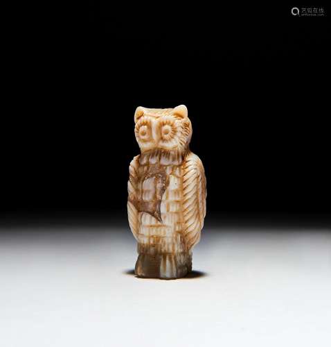 A ROMAN AGATE FIGURE OF A STANDING OWL. CIRCA 1ST/2ND CENTUR...