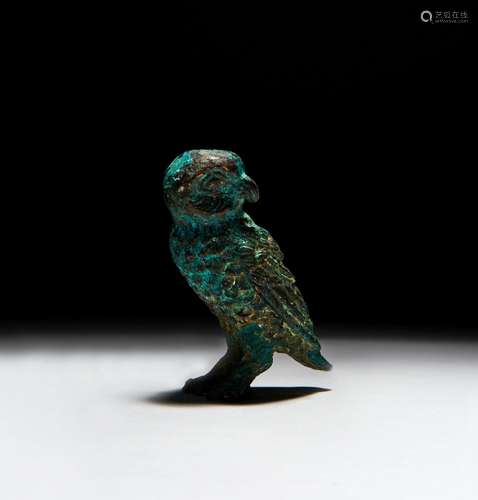 A ROMAN BRONZE FIGURE OF A STANDING OWL. CIRCA 1ST/2ND CENTU...