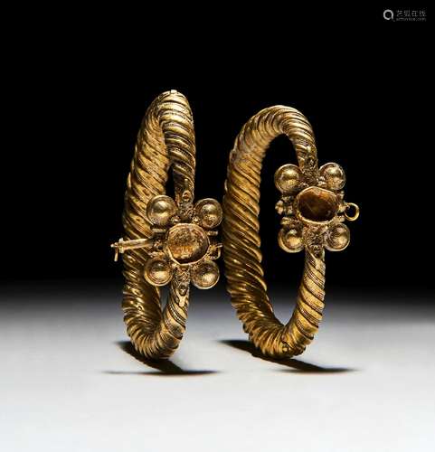 A PAIR OF FATIMID GOLD ARMLET BRACELETS, CIRCA 11TH CENTURY,...