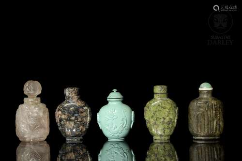 Five hardstone snuff bottles, 20th century