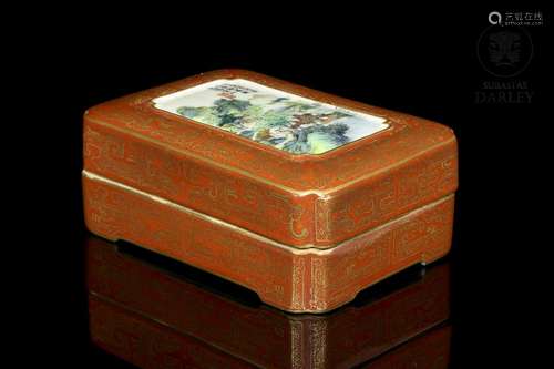 Porcelain box with lid, with Qianlong mark