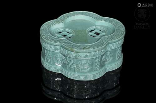 Turquoise enamelled porcelain box, 20th century