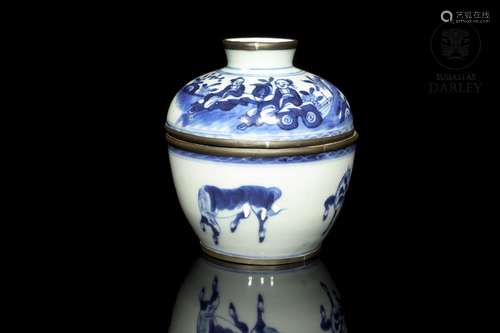 Bowl with lid, blue and white, China, 19th century