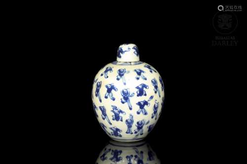 Chinese porcelain lidded vase, Qing dynasty